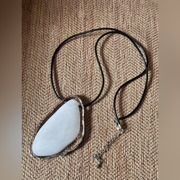 Necklace Large white stone on leather cord necklace Faux Calcite 14’ 5354 R - Picture 8 of 9